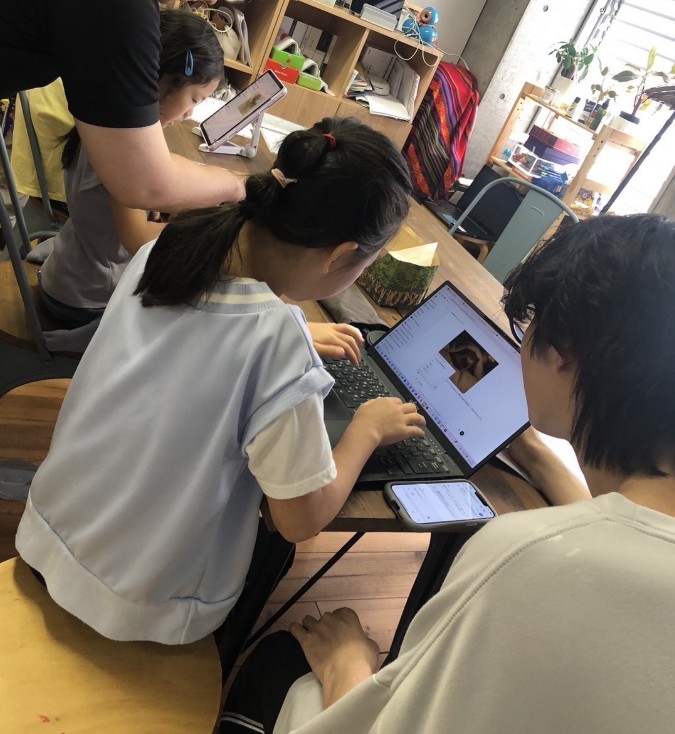 子どもがPCでAI制作に取り組む様子