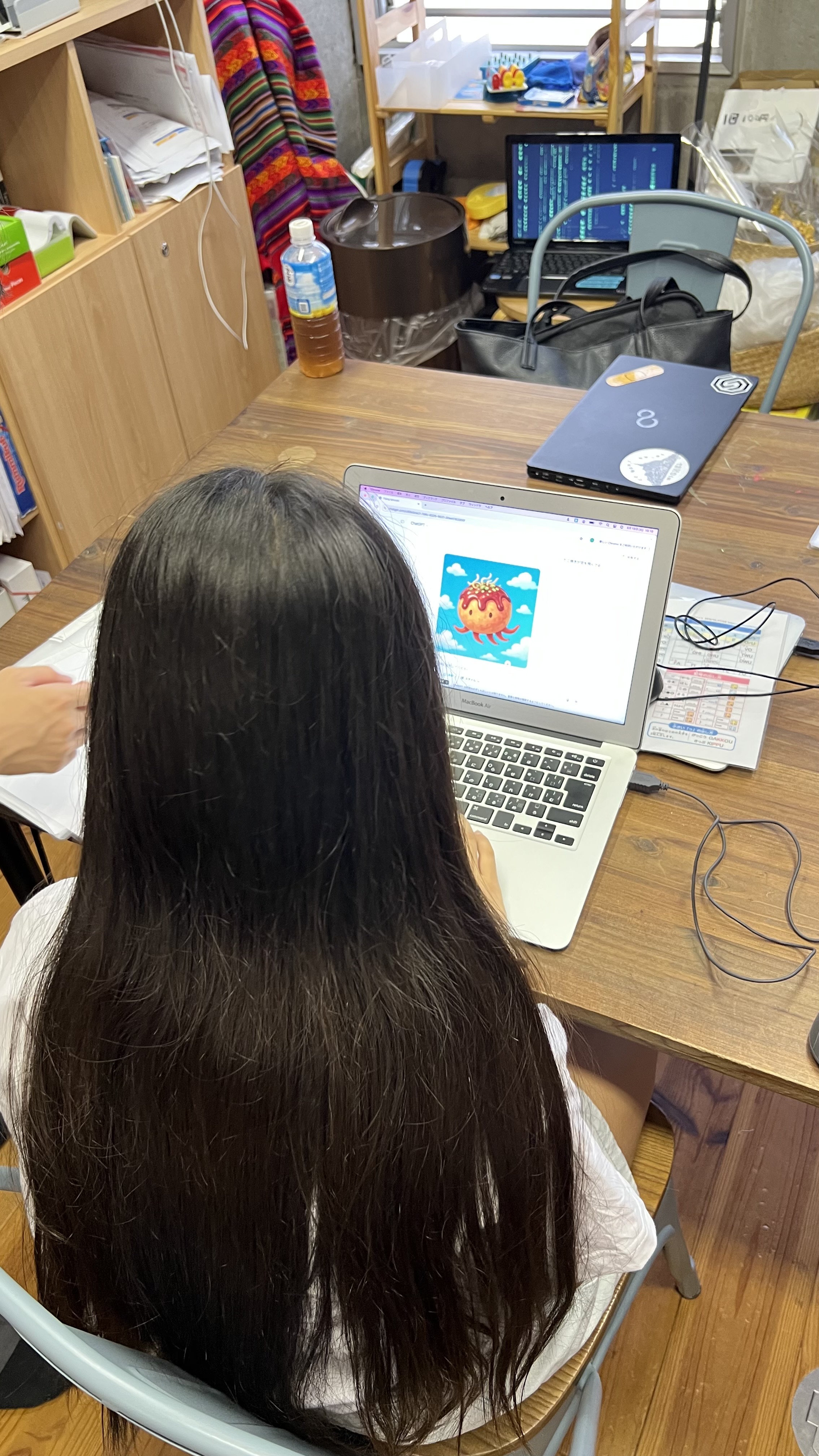 女の子がAIで画像を生成している様子