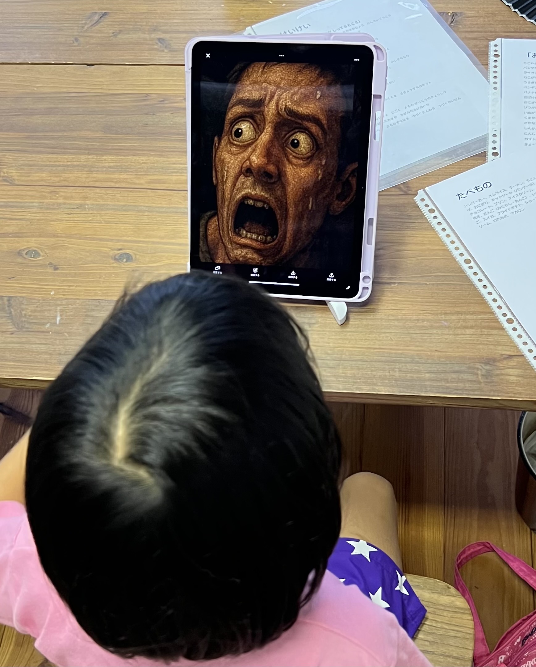子どもがiPadでAI生成アートを鑑賞している様子